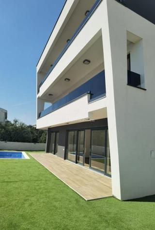 Mandre - apartma z bazenom in vrtom, blizu plaže