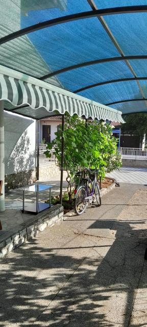 Vodice - hiša s parkiriščem na vrhunski lokaciji