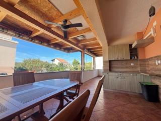 Stara Novalja – Pritlično stanovanje z veliko teraso