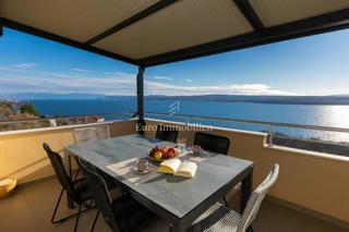 Modern stan blizu morja z dvema terasama in pogled na morje