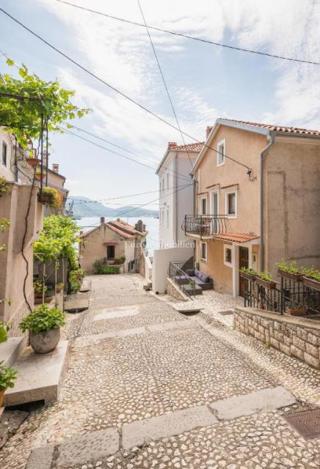 Bakar, dva apartmaja v hiši, 50 m od morja