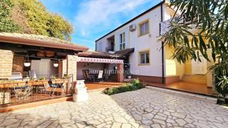 Hiša z urejenim vrtom na mirni lokaciji - Poreč