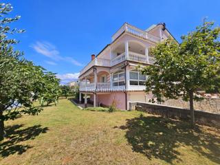 Malinska - prostorna hiša s tremi apartmaji