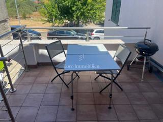 Murter - dvoetažni apartma s parkiriščem