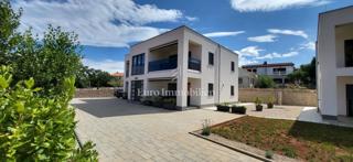 Samostojna hiša s 4 apartmaji - otok Krk, Malinska