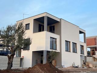 Vodice - novogradnja z bazenom in vrtom