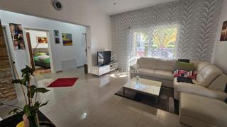 Dvosobno stanovanje z vrtom, 200 m od morja – Jadranovo