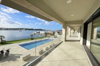 Moderna stanovanje v prvi vrsti ob morju – blizu Trogira