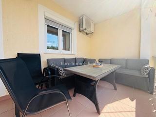 Dvosobno stanovanje z veliko teraso blizu plaže