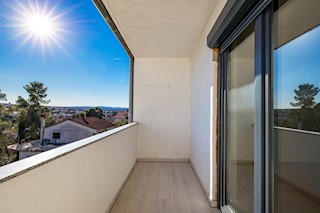 Trisobni apartma le 200 metrov od morja, Malinska