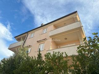 Opremljen apartma 100 metrov od morja!