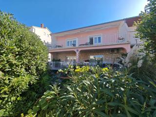 Hiša s 3 apartmaji 150 m od morja