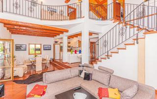 Vila z vrtom in bazenom