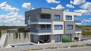 Vodice - trietažno stanovanje z bazenom in vrtom