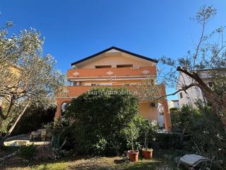 Novalja - hiša s 6 apartmaji