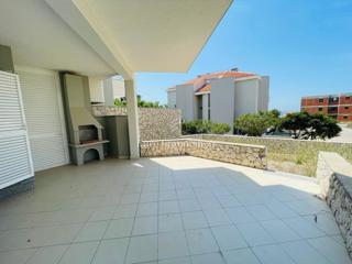 Novalja - apartma z veliko teraso in vrtom