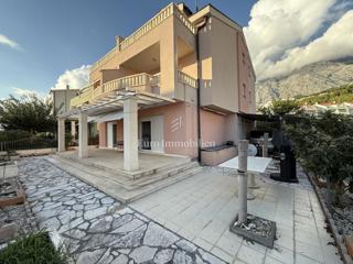 Promajna – Trisobno stanovanje v vili blizu morja