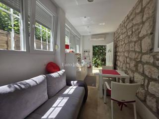 Stanovanje s teraso in vrtom, 130 m od morja