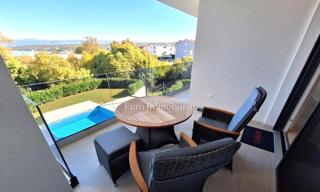 Dvosobno stanovanje z razgledom na morje blizu plaže