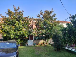 Samostojna hiša z dvema stanovanjem, 350 m od morja!