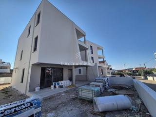 Vodice - pritlični apartma z vrtom