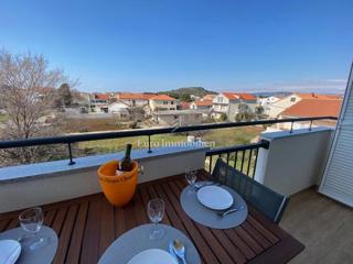 Tisno - Apartma z vrtom in pogledom na morje