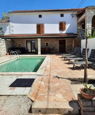 Poreč - kamnita hiša z bazenom