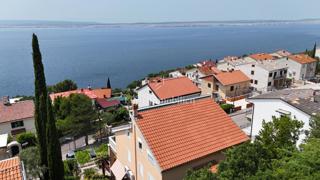 Prostorna hiša s 5 apartmaji, 100 m od morja