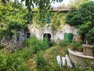 Kamnita ruševina blizu plaže v Jadranovu