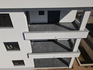 Novogradnja s 3 stanovanji in bazenom, Krasica