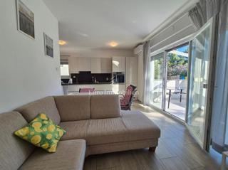 Dvosobno stanovanje z dvema terasama v bližini morja – Novalja