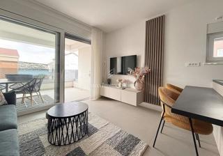 Apartma z dvema terasama v drugi vrsti do morja - Pag