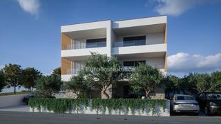 Brodarica, prostorno stanovanje z vrtom, prva vrsta do morja