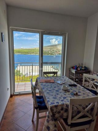 Dva apartmaja v drugi vrsti do morja
