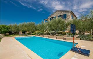 Mediteranska vila z bazenom in pogledom na morje