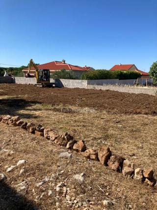 Vrsi - gradbeno zemljišče, 300m od morja