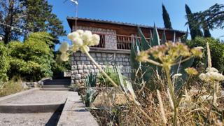 Novi Vinodolski, Hiša blizu morja