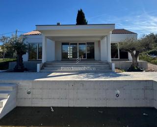 Pritlična Hiša z Bazenom v Novogradnji