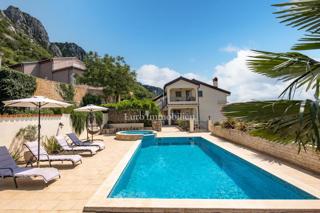 Bribir, Počitniška hiša z bazenom