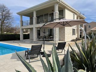 Samostojna hiša z bazenom, v bližini Novigrada, Istra