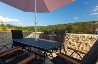 Penthouse s pogledom na morje in vrtom, 300 m od morja, Njivice, otok Krk