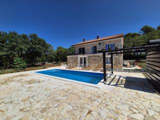Hiša z bazenom v obnovi, otok Krk