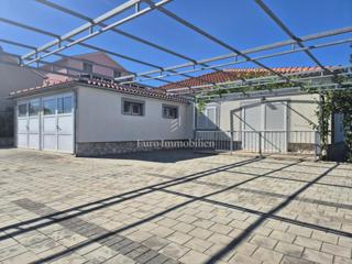 Pirovac - hiša s tremi apartmaji in dvoriščem