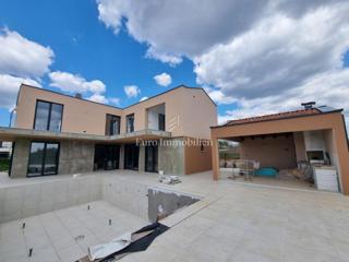 Nova vila z bazenom in garažo