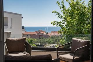 Novalja - apartma z 2 terasama, dvoriščem z jacuzzijem