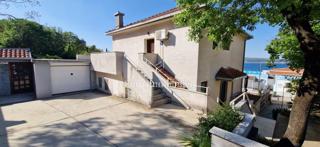 Crikvenica, Hiša ob morju s poslovnim prostorom