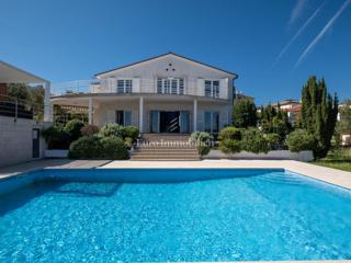 Opremljena vila z bazenom in prostornim vrtom