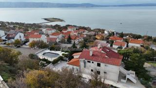 Klenovica hiša s sedmimi apartmaji