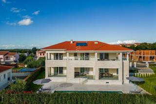 Vila z bazenom in garažo, 1 km od morja