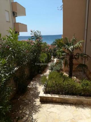 Mandre - apartma v pritličju, 2. vrsta do plaže